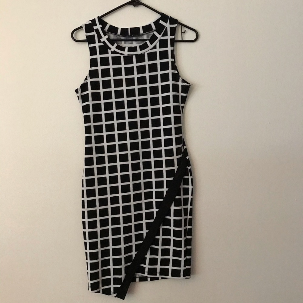 SNAP white/Black checkered 👗 Dress